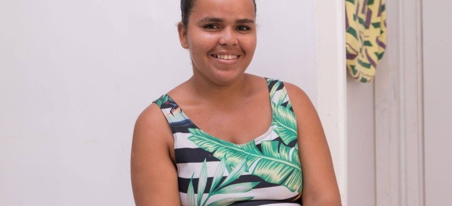 Mãe de duas crianças pequenas, Jacira afirma que o local mudou muito e que se sente mais segura. Foto: Victor Vercant/Secom Maceió