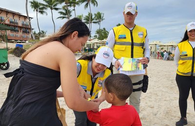 Ronda no Bairro distribui pulseiras de identificação para crianças nas praias do Francês e de Maceió