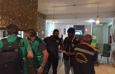 Prefeitura notifica bares por uso irregular de área pública em Maceió