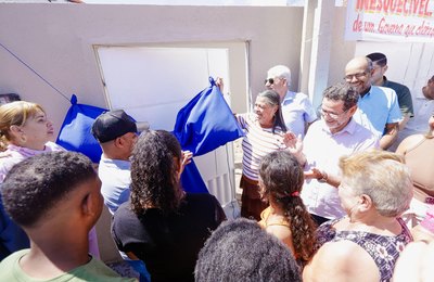 Palmeira: prefeita entrega nova casa para morador que teve residência destruída por incêndio