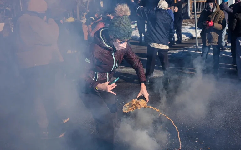 A tensão aumenta em Minnesota com confrontos repetidos entre manifestantes e agentes federais