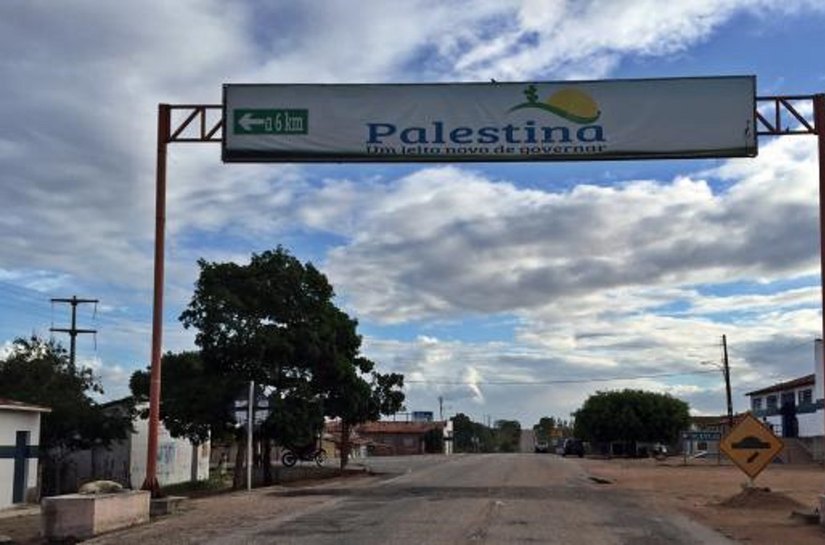 Prefeita Lane lança pedra fundamental de calçamento em Palestina