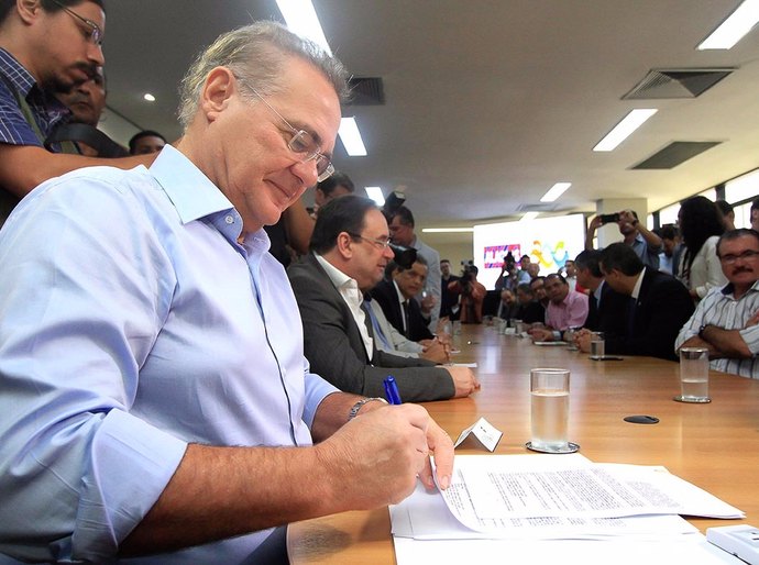 Renan prestigia assinatura do contrato para construção do viaduto da PRF