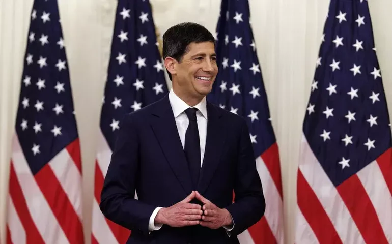 Indicado por Trump, Kevin Warsh toma posse como novo chefe do Fed