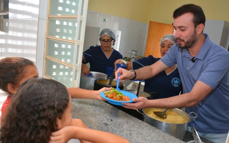 Prefeito de Anadia acompanha qualidade da merenda ofertada nas escolas