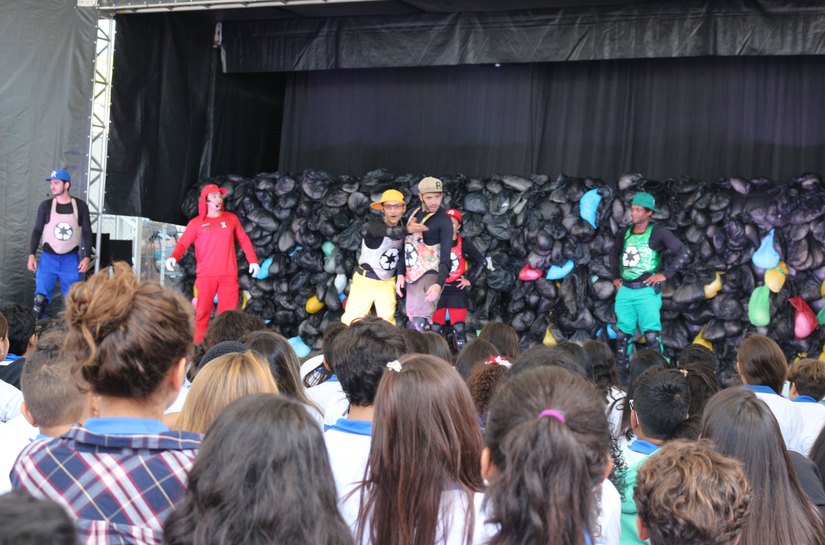 Escola Sesi inicia ano letivo com espetáculo sobre meio ambiente