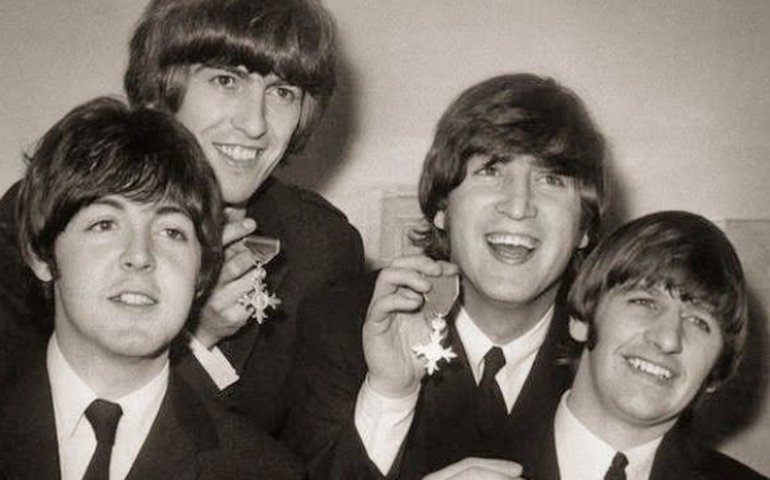 Mais de 4 mil fãs: há 60 anos, a rainha Elizabeth condecorava os Beatles em um encontro histórico em Buckingham