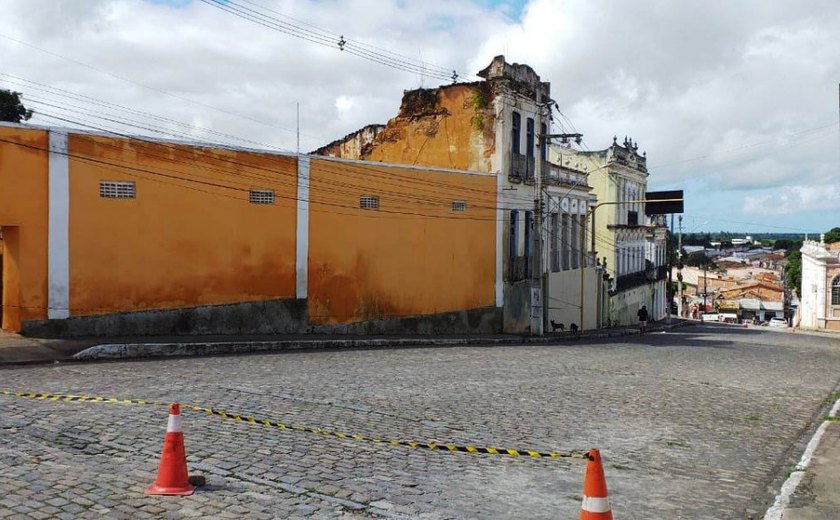 Risco de desabamento de imóvel gera interdição de via do Centro Histórico de Penedo