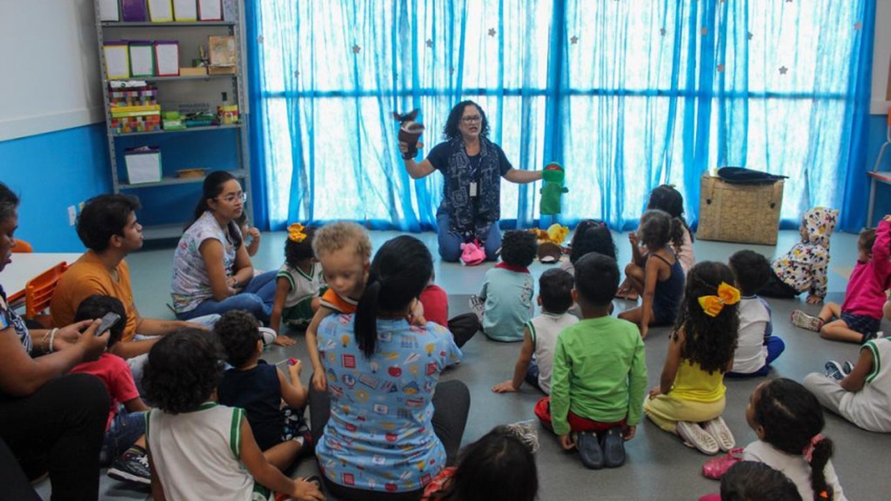 Crianças da creche Martha Célia de Vasconcelos participam de contação de histórias