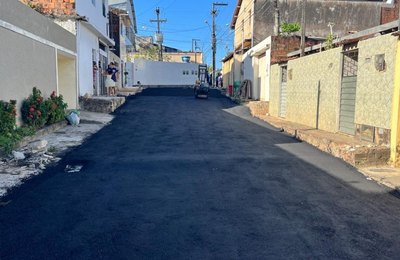 Seminfra asfalta rua no Jacintinho para acabar com histórico de lama e poeira