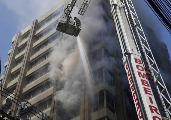 Incêndio atinge prédio no centro de SP