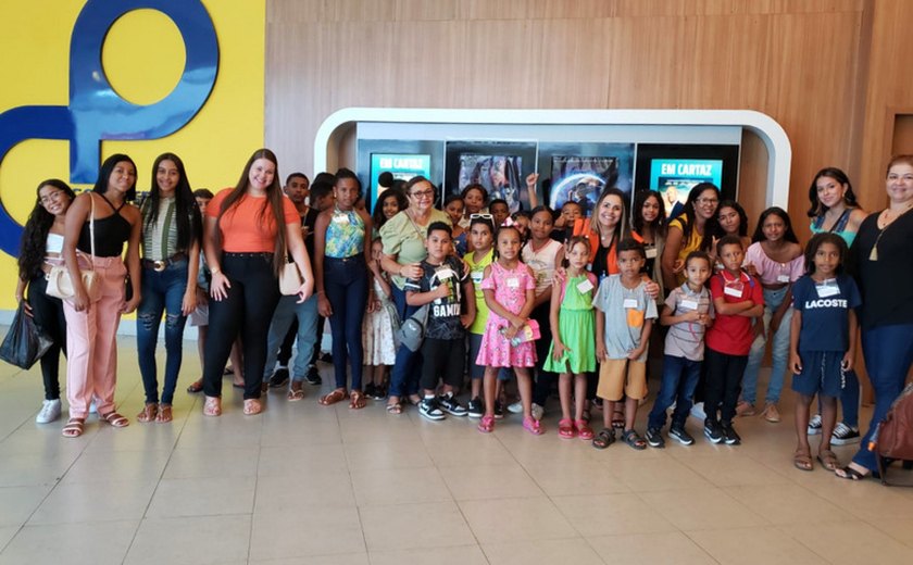Crianças e adolescentes de unidades de acolhimento têm dia de lazer no cinema