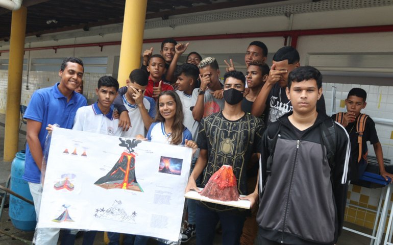 Estudantes expõem projetos científicos sobre a natureza, DNA e a criação da Terra