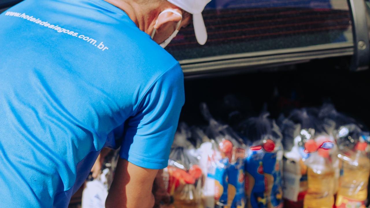 Equatorial ajuda trabalhadores da rede hoteleira com cestas de alimentos e kits de limpeza