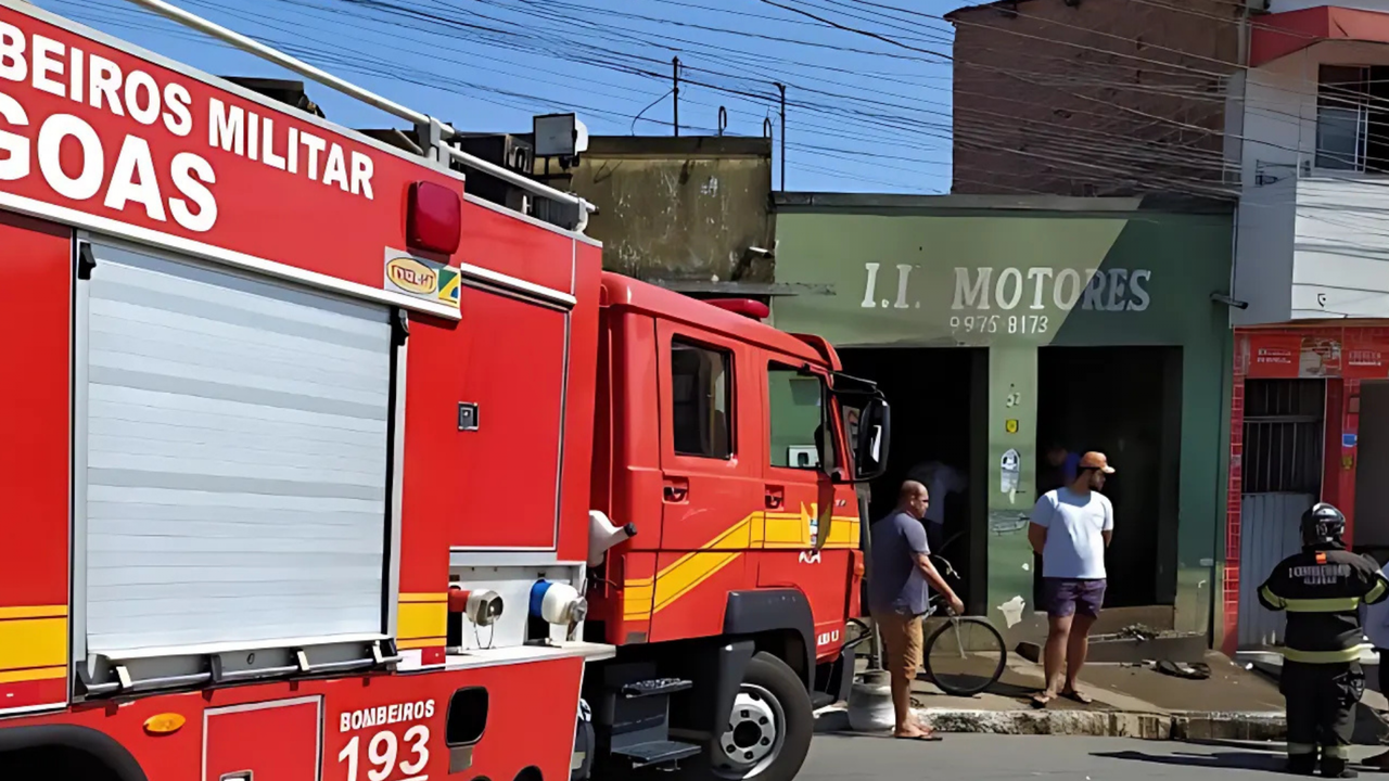 Corpo de Bombeiros socorre homens atropelados por carro e prensados contra parede