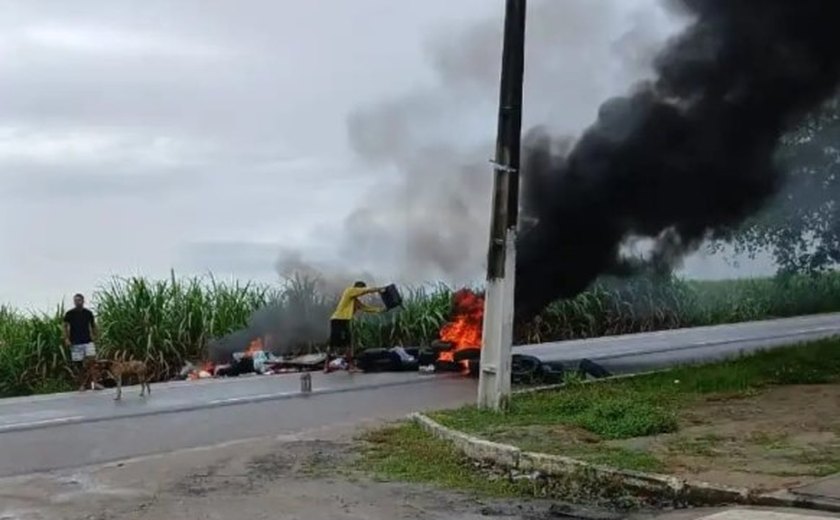 Moradores de Pilar protestam e bloqueiam a BR‑316 após mais de 15 dias sem água
