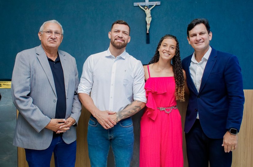 Prefeito Marcelo Beltrão participa de homenagem aos atletas coruripenses Maisa Silva e Maurício Ruffy na Câmara de Vereadores