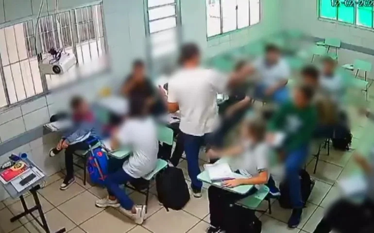 Vídeo revela momento em que professor aponta para aluno negro ao ser questionado sobre chimpanzé
