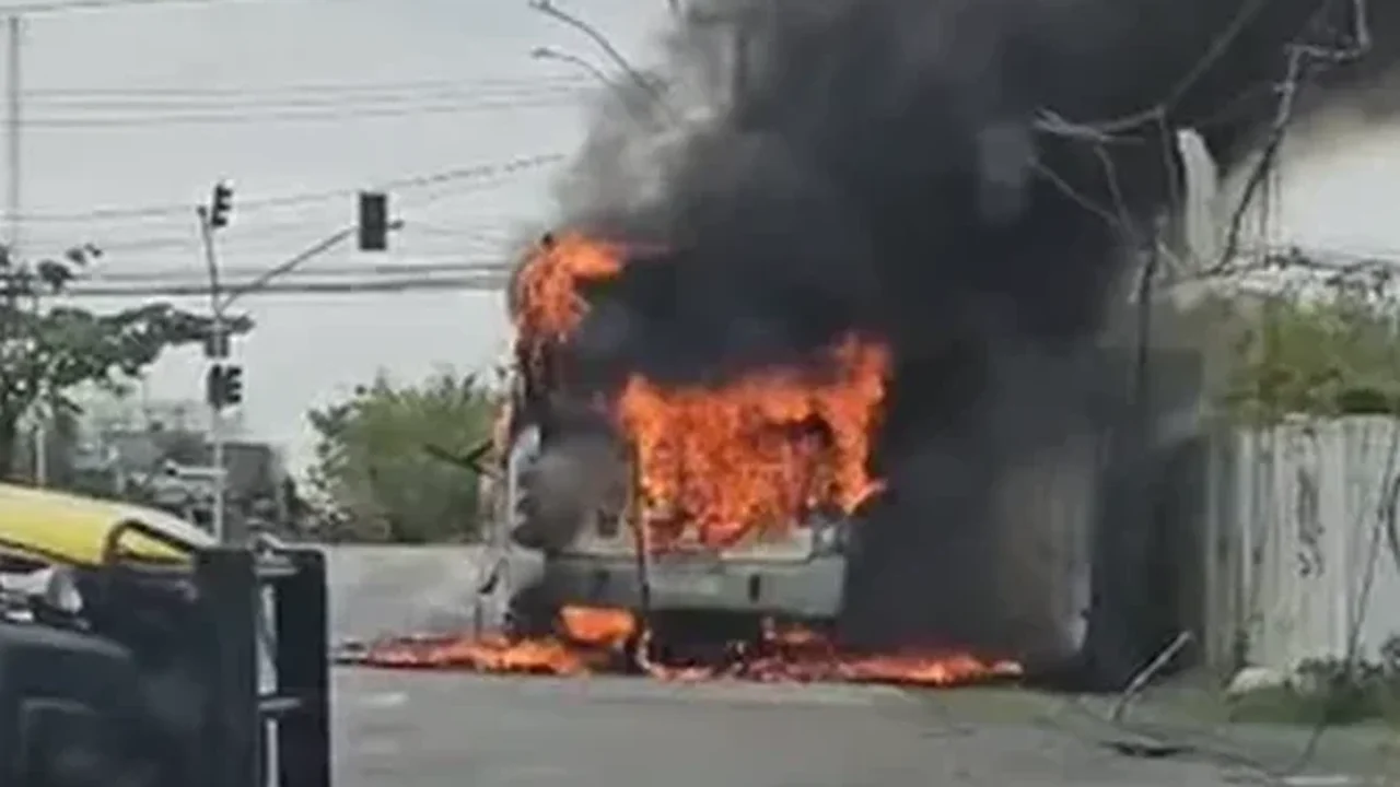 Pânico no Feitosa: ônibus coletivo é destruído pelo fogo na Avenida Juca Sampaio; passageiros escaparam ilesos