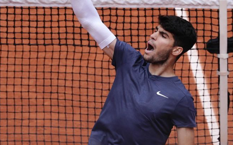 Em jogo de 5 sets, Alcaraz derrota Zverev e é campeão de Roland Garros