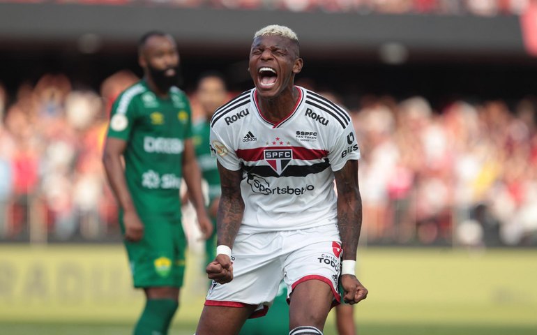 Com pênalti inexistente e força do banco, São Paulo bate Cuiabá pelo Brasileirão