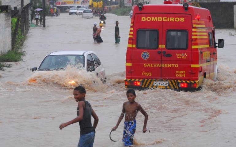 Bombeiros localizam mais uma vítima fatal: chega a cinco o número de pessoas soterradas em Maceió