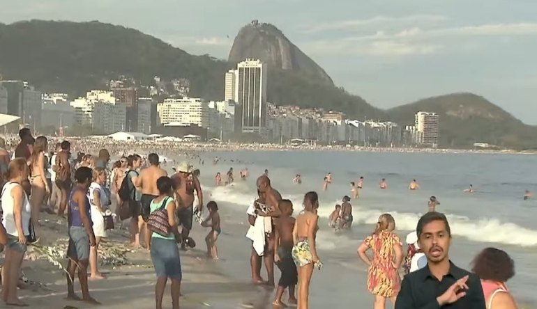 Tradição de passar o réveillon na praia começou com a Umbanda
