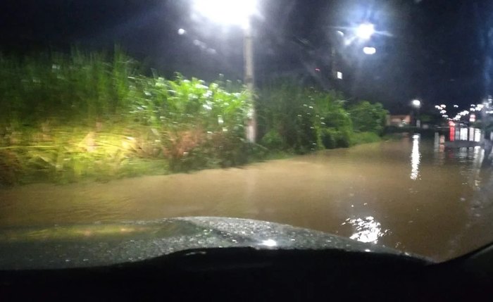 Rio Jacuípe transbordou com as chuvas que caem desde ontem