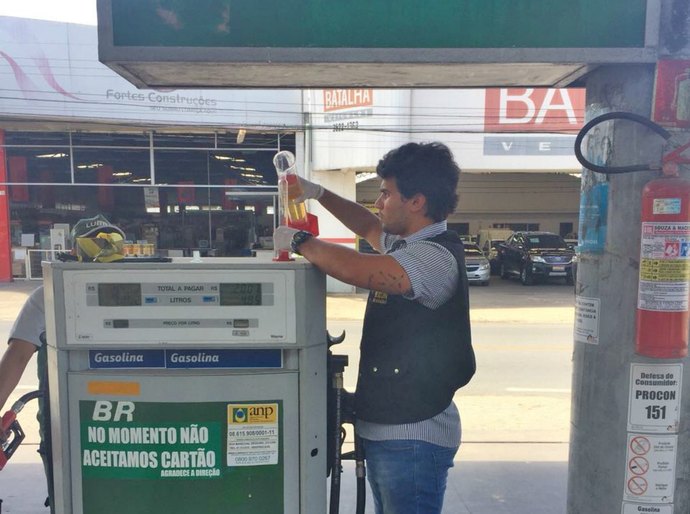 Procon Arapiraca realiza análise sobre o preço do litro de gasolina comum