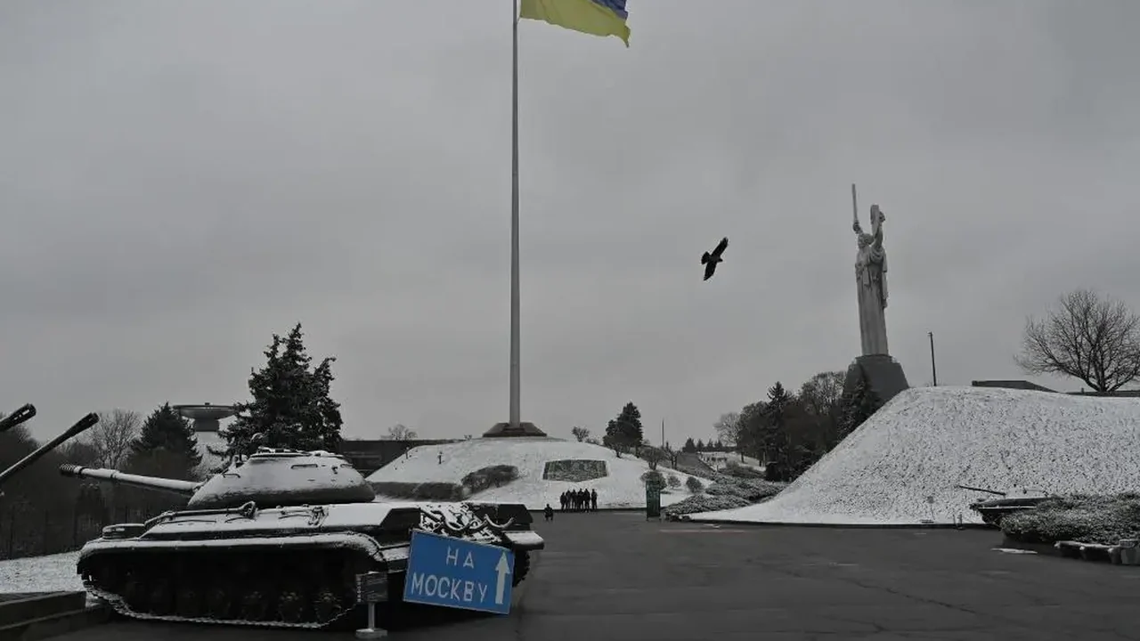 Capital da Ucrânia é atacada por drones e mísseis russos em grande escala