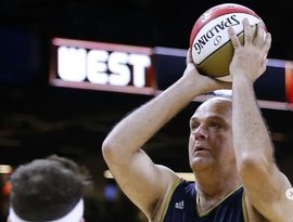 Em coletiva, técnico do Golden State Warriors homenageia Oscar Schmidt e relembra gesto marcante do brasileiro