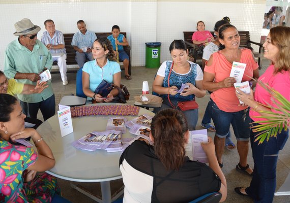 Panfletagem na Estação orienta sobre prevenção do câncer de mama