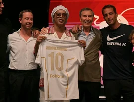 VÍDEO: Ronaldinho marca aos 46 anos? Lance viraliza, mas gol é de 2015