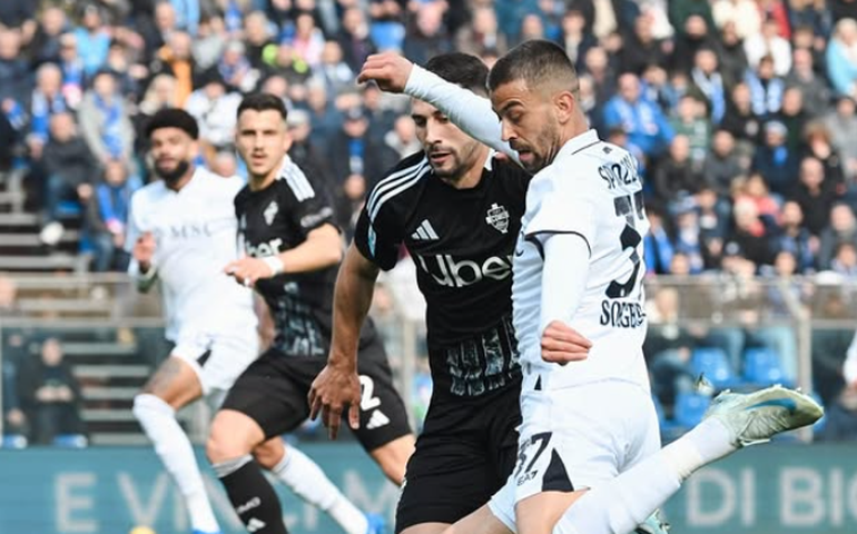 Defesa falha, Napoli é surpreendido pelo Como e perde a liderança do Italiano para a Inter