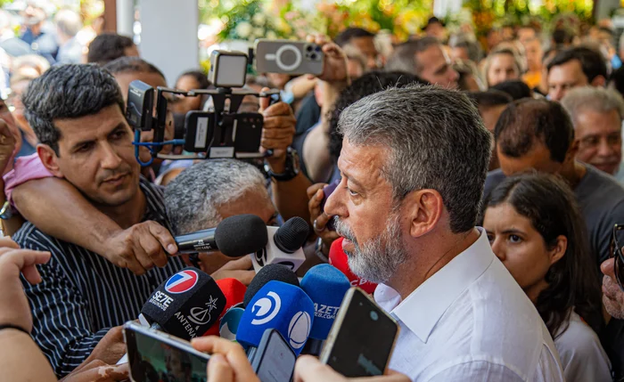 Arthur Lira suspende votação do IR diante de tensão no Congresso Arthur Lira suspende votação do IR diante de tensão no Congresso