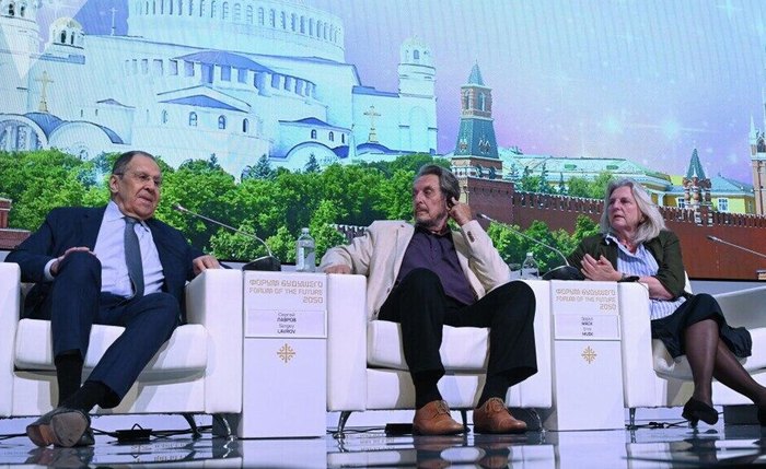 Chanceler russo, Sergei Lavrov, sentado perto do pai de Elon Musk, Errol, no Fórum do Futuro 2050