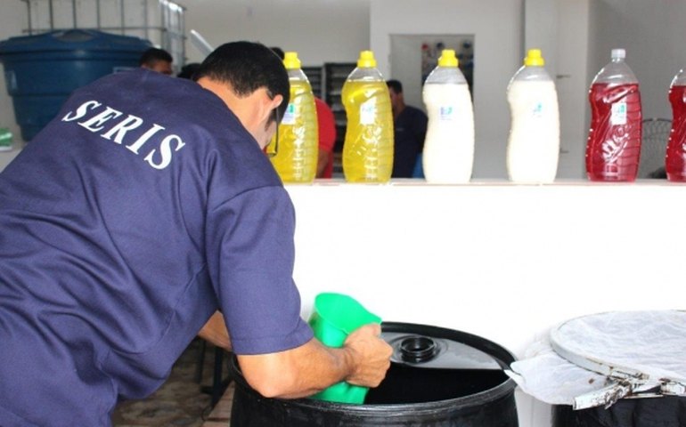 Óleo saturado é transformado em produtos de higiene no Complexo Penitenciário