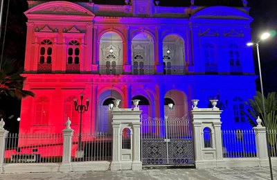 Palácio dos Martírios é iluminado nas cores das bandeiras de Alagoas e da França