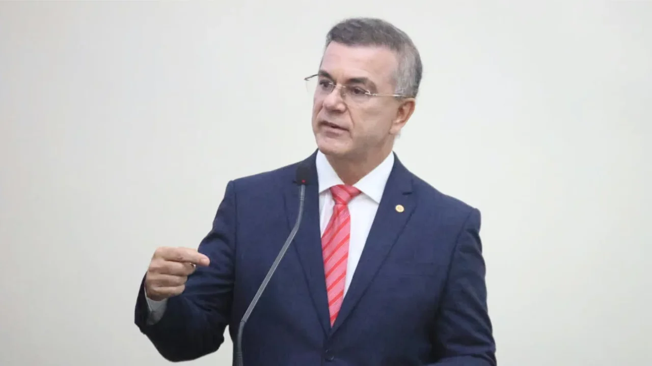 Ronaldo Medeiros critica publicações atribuídas a dona de escola em Maceió e denuncia intolerância política