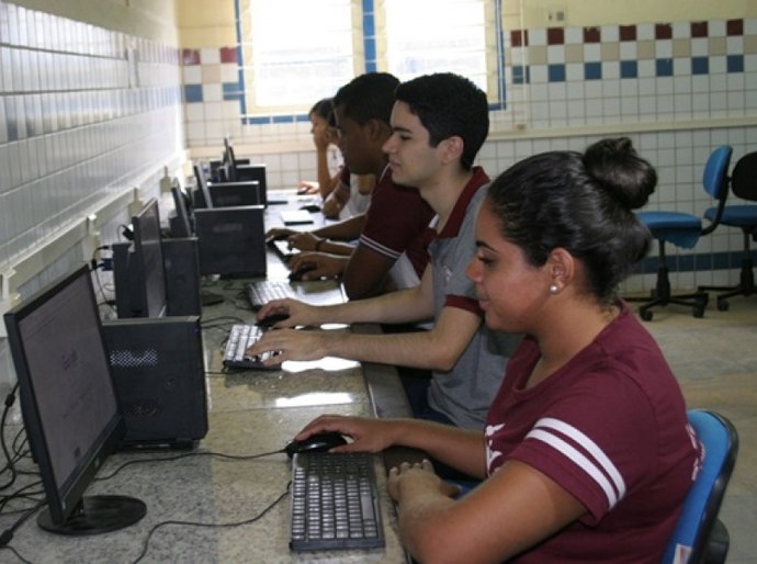 Internet auxilia na aprendizagem e convivência escolar em Viçosa