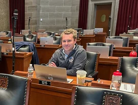 Legislador do Missouri é repreendido por mensagem de texto sexualmente vulgar enviada durante protesto contra redistribuição de distritos eleitorais