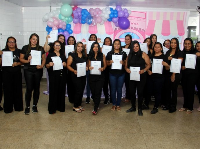 Usuários do Acessuas Trabalho recebem certificado de conclusão em confeitaria