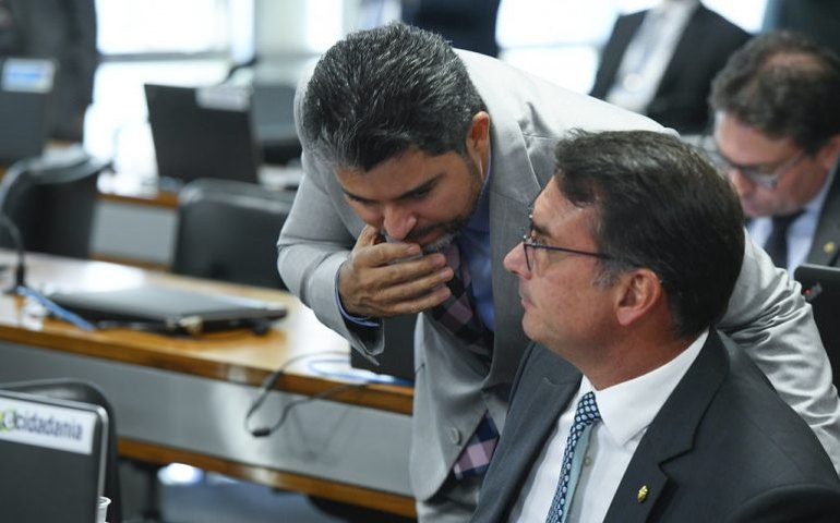 Delgatti permanece em silêncio ao ser questionado pela oposição