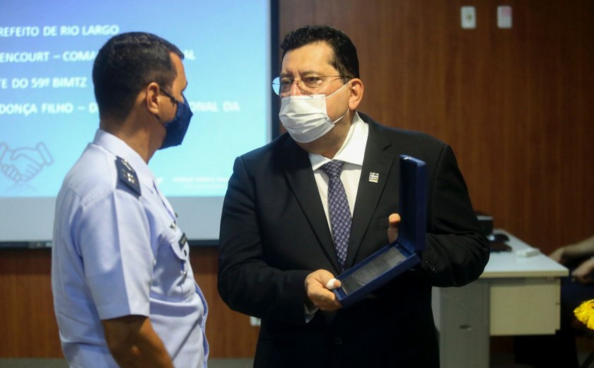 Prefeito de Rio Largo recebe medalha em reconhecimento ao apoio à Força Aérea Brasileira