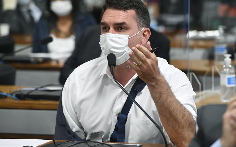 Flávio Bolsonaro volta a tumultuar CPI, agora em questão sobre &#8216;pixulé&#8217;