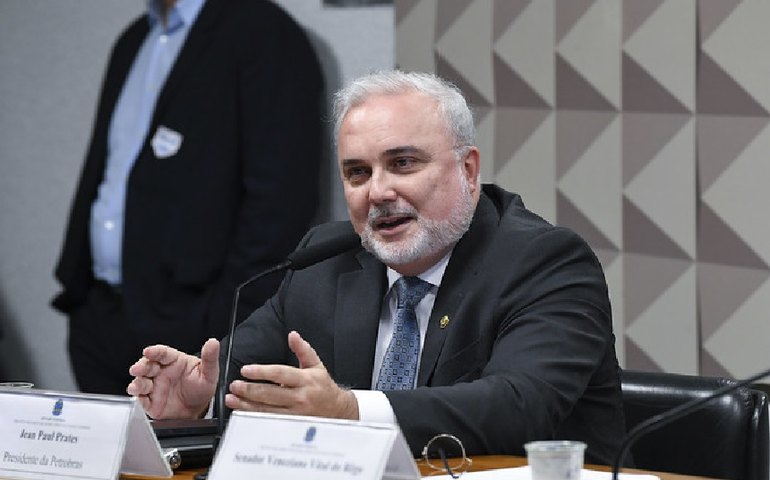 Após reajustar preços, presidente da Petrobras diz que paridade de importação é 'estupidez'