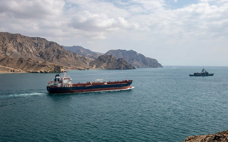 Irã rebate alegação de fechamento do Estreito de Ormuz e acusa EUA de ameaça à segurança marítima