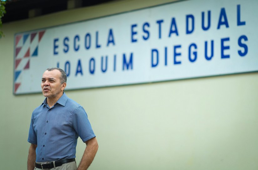 De volta para casa: após 20 anos, professor retorna à escola onde estudou e conquista alunos com a arte