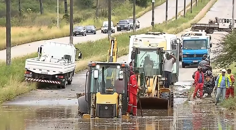 Após chuva causar alagamento e cratera, trecho de avenida permanece interditado em Nossa Senhora do Socorro / Foto: Foto: TV Atalaia/Reprodução