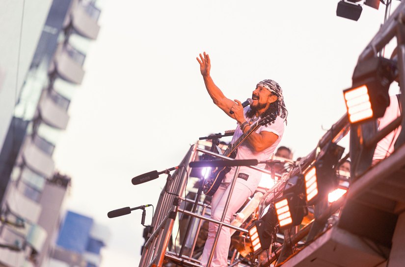 Bell Marques comanda arrastão na orla marítima no primeiro dia do ano em Maceió